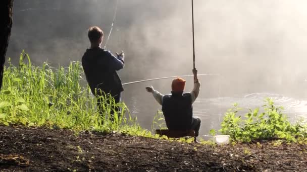 Hermosa Ubicación Lago Niebla Mañana Niños Pesca Con Cañas Pescar — Vídeos de Stock