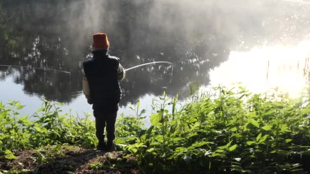 Bel Emplacement Sur Lac Matin Brouillard Enfants Pêche Avec Cannes — Video