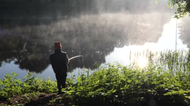 Hermosa Ubicación Lago Niebla Mañana Niños Pesca Con Cañas Pescar — Vídeo de stock