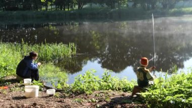 Gölde güzel bir yer sabah sisi çocuklar oltayla balık avlıyor.