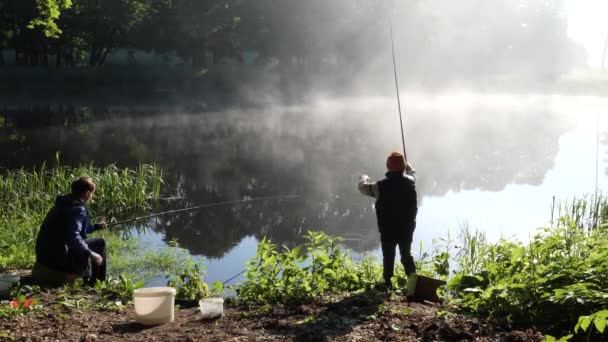 Hermosa Ubicación Lago Niebla Mañana Niños Pesca Con Cañas Pescar — Vídeos de Stock