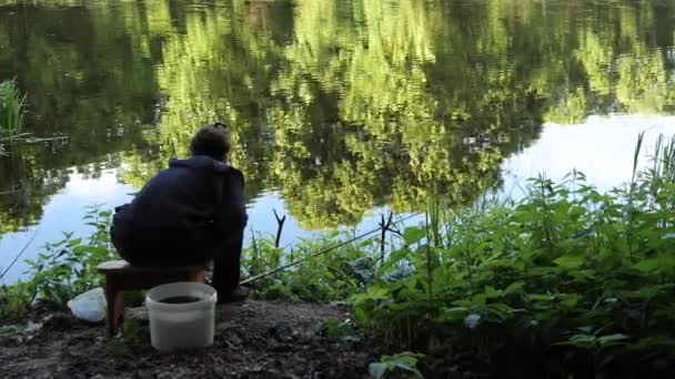 Vackert Läge Sjön Morgon Dimma Barn Fiske Med Fiskespön — Stockvideo