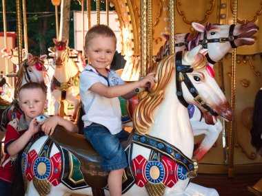 GOMEL, BELARUS - 18 Haziran 2021: Lunapark çocukları 2021 'de atlıkarıncaya biniyor