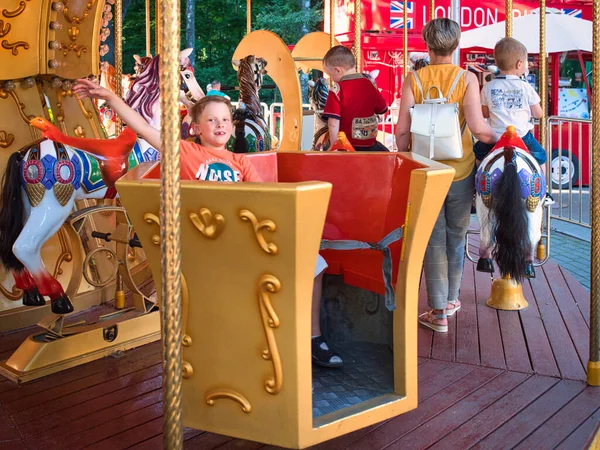 Gomel Belarus Juni 2021 Amusement Park Kinderen Rijden Draaimolen 2021 — Stockfoto