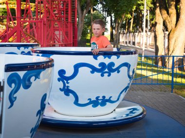 GOMEL, BELARUS - 18 Haziran 2021: Lunapark çocukları 2021 'de atlıkarıncaya biniyor