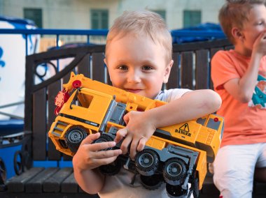 Elinde bir daktilo tutan mutlu bir çocuk.