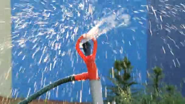 ガーデンスプリンクラーウォータースプリンクラー 2021年の太陽の光の中で — ストック動画