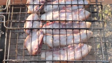 Izgarada ateşte pişmiş et dumanlı bir ateşte.