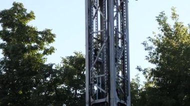 GOMEL, BELARUS - 18 Haziran 2021: Lunapark çocukları 2021 'de atlıkarıncaya biniyor