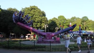 GOMEL, BELARUS - 18 Haziran 2021: Lunapark çocukları 2021 'de atlıkarıncaya biniyor