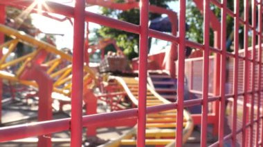 GOMEL, BELARUS - 18 Haziran 2021: Lunapark çocukları 2021 'de atlıkarıncaya biniyor
