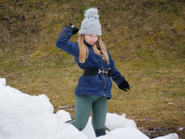 Kış eğlencesi Şapkalı neşeli çocuk 2020 kartopu oynuyor.