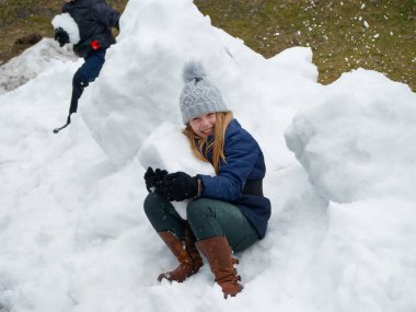 Kış eğlencesi Şapkalı neşeli çocuk 2020 kartopu oynuyor.