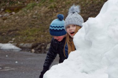 Kış eğlencesi Şapkalı neşeli çocuk 2020 kartopu oynuyor.