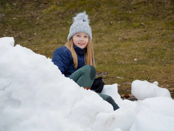 Winter Fun Cheerful Child Hat Plays Snowballs 2020 — Stock Photo, Image