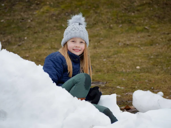 Winter Fun Cheerful Child Hat Plays Snowballs 2020 — Stock Photo, Image