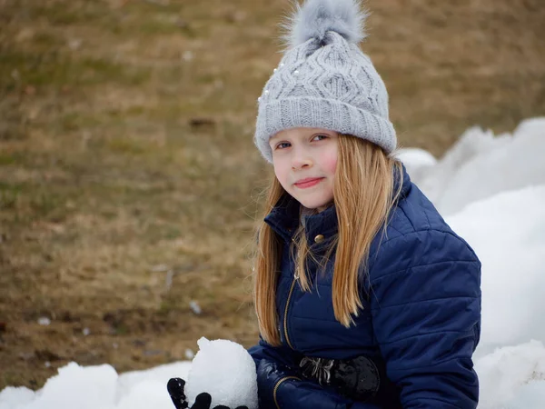 Vinternöje Glad Barn Hatt Spelar Snöbollar 2020 — Stockfoto