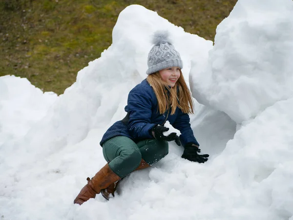 Зимові Забави Весела Дитина Капелюсі Грає Сніжки 2020 — стокове фото