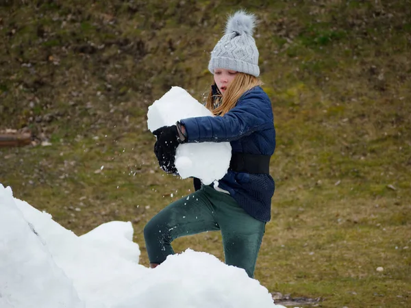 Divertimento Invernale Bambino Allegro Cappello Gioca Palle Neve 2020 — Foto Stock