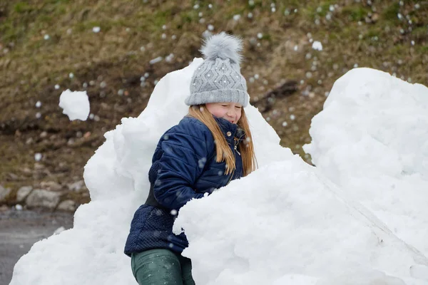 冬日快乐戴帽子快乐的孩子在玩雪球 — 图库照片