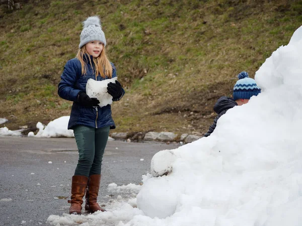 Зимові Забави Весела Дитина Капелюсі Грає Сніжки 2020 — стокове фото