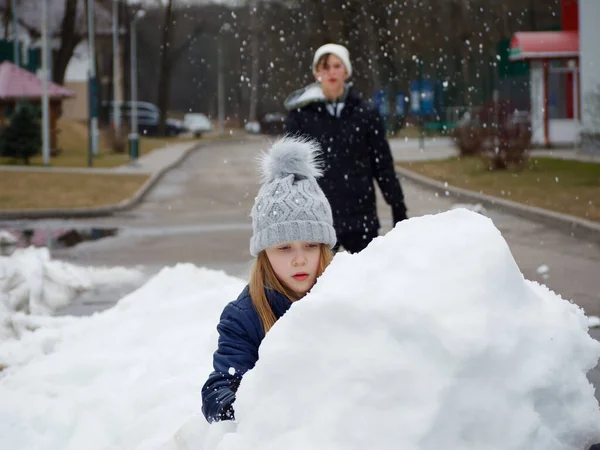 冬日快乐戴帽子快乐的孩子在玩雪球 — 图库照片