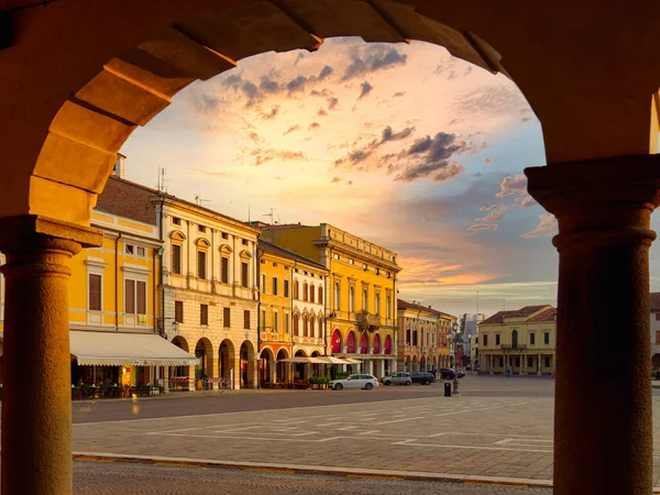 Montagnana Italië Augustus 2019 Avondstad Het Centrale Plein Van Montagnana — Stockfoto