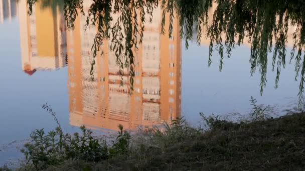 Отражение Города Озерной Воде Вечером — стоковое видео