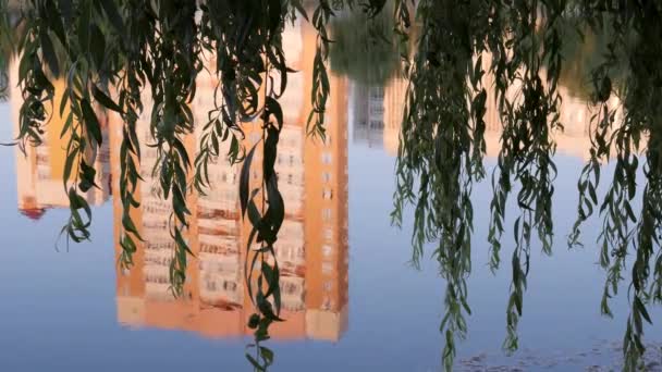 Reflejo Ciudad Agua Del Lago Por Noche — Vídeos de Stock