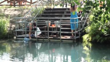 SLAVGOROD, BELARUS - 24 Haziran 2021: Kutsal Bahar Mavisi KRYNITSA hacıları buzlu suda iyileşti