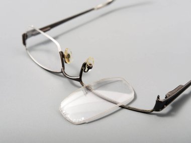 Talihsiz kırık camlar 2021 'in onarılması gerekiyor.