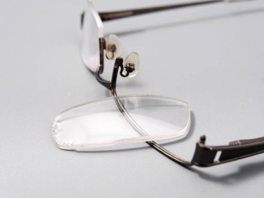 Talihsiz kırık camlar 2021 'in onarılması gerekiyor.