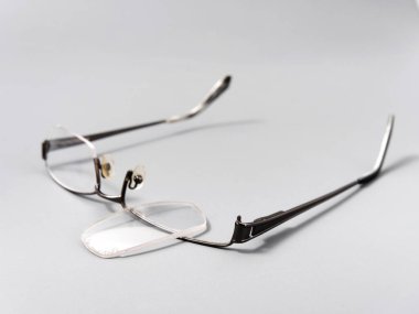 Talihsiz kırık camlar 2021 'in onarılması gerekiyor.