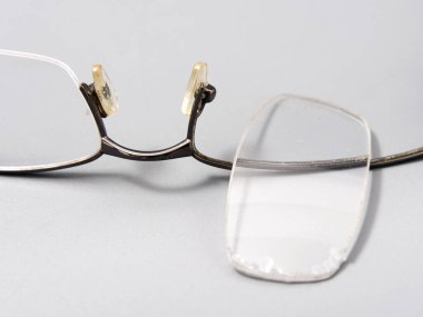 Talihsiz kırık camlar 2021 'in onarılması gerekiyor.