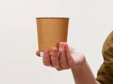 Tek kullanımlık kahve kağıdı elinizdeki çevre dostu fincan beyaz arka planda 2021
