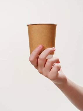 Tek kullanımlık kahve kağıdı elinizdeki çevre dostu fincan beyaz arka planda 2021