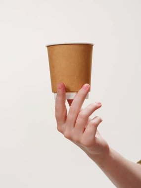 Tek kullanımlık kahve kağıdı elinizdeki çevre dostu fincan beyaz arka planda 2021