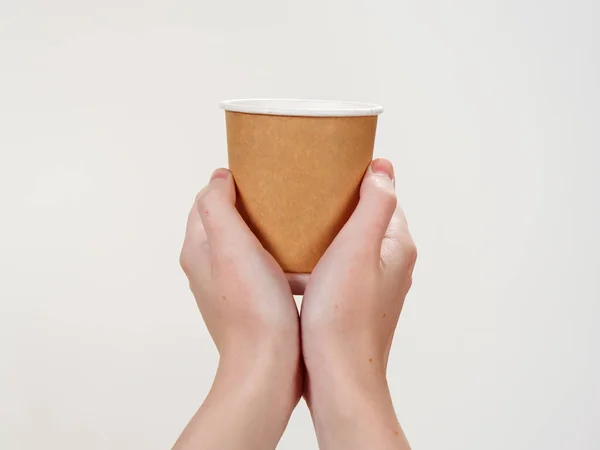Jednorazowy Papier Kawy Ekologiczny Kubek Ręku Izolowane Białym Tle 2021 — Zdjęcie stockowe