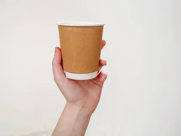 Wegwerp Koffie Papier Eco Vriendelijke Beker Hand Geïsoleerd Witte Achtergrond — Stockfoto