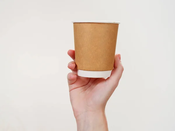 Wegwerp Koffie Papier Eco Vriendelijke Beker Hand Geïsoleerd Witte Achtergrond — Stockfoto