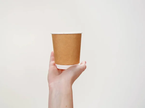 Wegwerp Koffie Papier Eco Vriendelijke Beker Hand Geïsoleerd Witte Achtergrond — Stockfoto