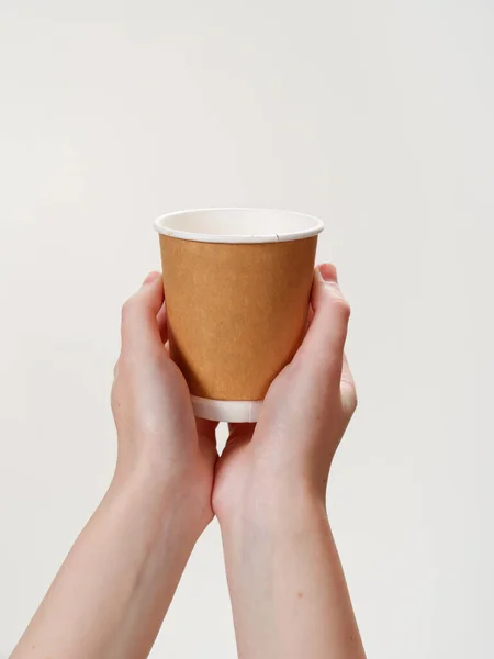 Papier Café Jetable Tasse Écologique Main Isolé Sur Fond Blanc — Photo