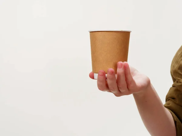 Taza Ecológica Papel Café Desechable Mano Aislado Sobre Fondo Blanco —  Fotos de Stock