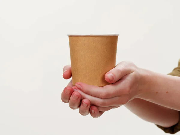 Wegwerp Koffie Papier Eco Vriendelijke Beker Hand Geïsoleerd Witte Achtergrond — Stockfoto