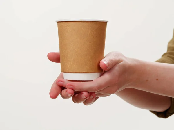 Wegwerp Koffie Papier Eco Vriendelijke Beker Hand Geïsoleerd Witte Achtergrond — Stockfoto