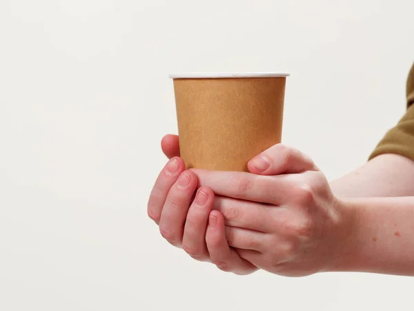 Wegwerp Koffie Papier Eco Vriendelijke Beker Hand Geïsoleerd Witte Achtergrond — Stockfoto