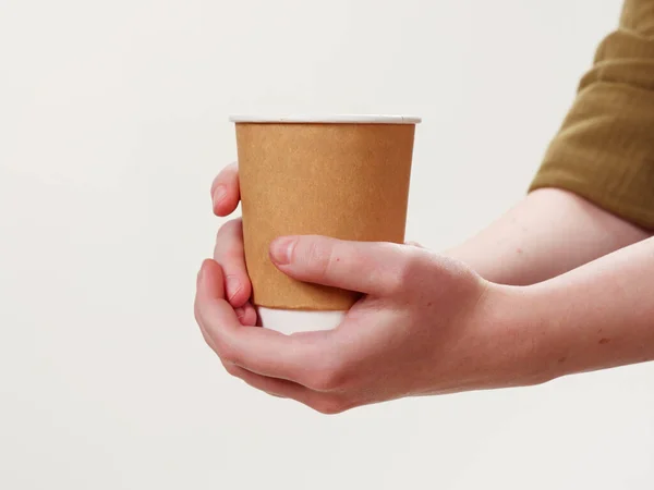 Papier Café Jetable Tasse Écologique Main Isolé Sur Fond Blanc — Photo