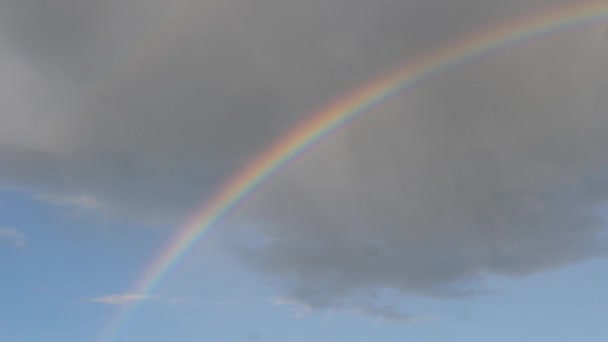 Fenomeno Naturale Luminoso Arcobaleno Colorato Tra Nuvole — Video Stock