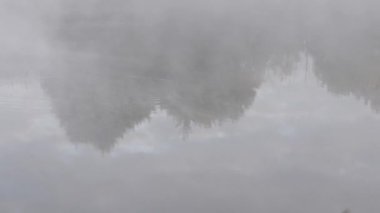 Sabah sisi nehrin yumuşak sularına yayılır.