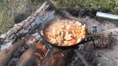 Saha mutfağı, 2021 'de nefis iştah açıcı yemekler pişiriyor.